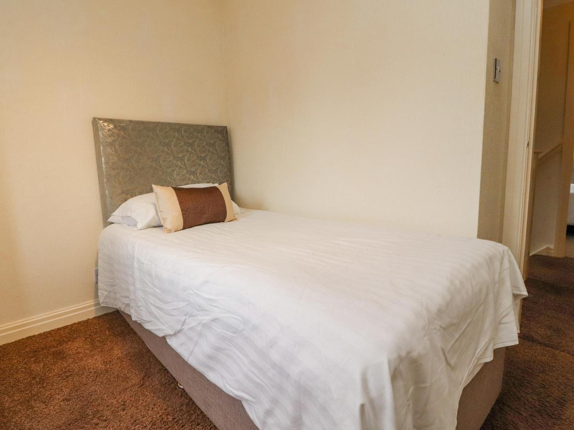 23 Wolsey Close Thornton  Екстер'єр фото